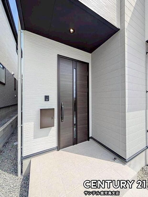 玄関ドアは便利なスマートキー対応タイプ♪鍵がポケットやバッグの中に入れっぱなしでも開錠・施錠が可能です!屋根があるので、ちょっとした雨の日でも鍵や傘の開け閉めができます♪