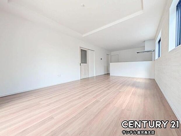 18帖のLDKです♪カウンターキッチンからリビングにいるご家族やお子様の様子が見えるので、コミュニケーションがとりながら、ご家族の大切な時間を共有できるリビングスペースです♪