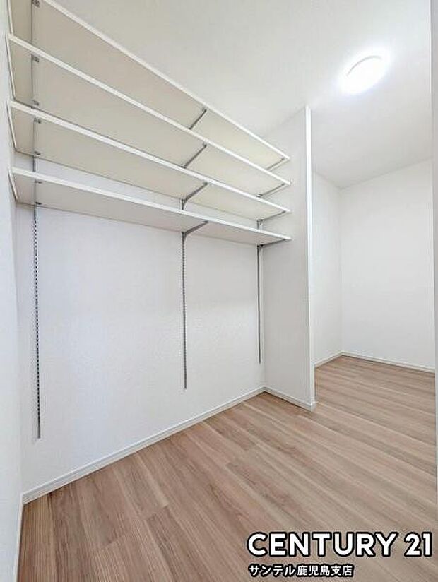 キッチン近くにパントリーがあり、食品や飲料、調理家電などまとめて収納できます♪まとめ買いにも対応でき、作業スペースを広く保つことができます♪