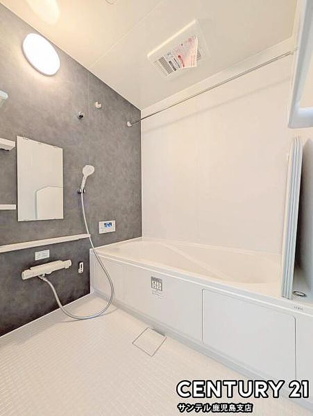 1日の疲れもゆっくり取ることのできる広々とした1坪タイプのシステムバス♪浴室乾燥、涼風、暖房、換気システムが付いておりますので、快適なバスタイムを過ごせます♪