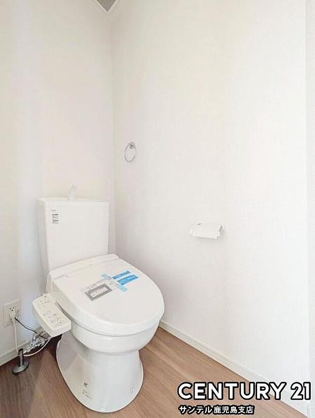 1階のウォシュレットが付いた落ち着いた空間のお手洗いになります♪