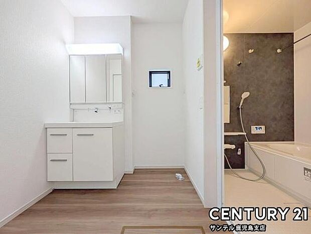 明るい清潔感のある洗面脱衣所です♪収納たっぷりで大きめの洗面化粧台です♪三面鏡の裏側にも収納が付いております♪朝のお忙しい時間帯でも三面鏡洗面台ならお出かけ前のご準備も手助けしてくれること間違いなし♪