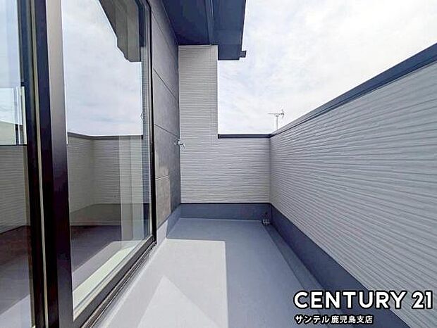 日当たりの良いバルコニーです♪お掃除もできるよう、水栓もついております。