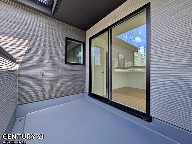 （同仕様モデル）ぽかぽかした天気の良い日はバルコニーで洗濯物を外で干すことが出来ます♪