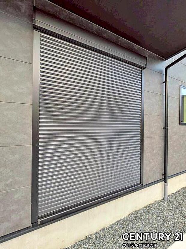 （同仕様モデル写真）シャッター雨戸が付いており防犯面も安心♪