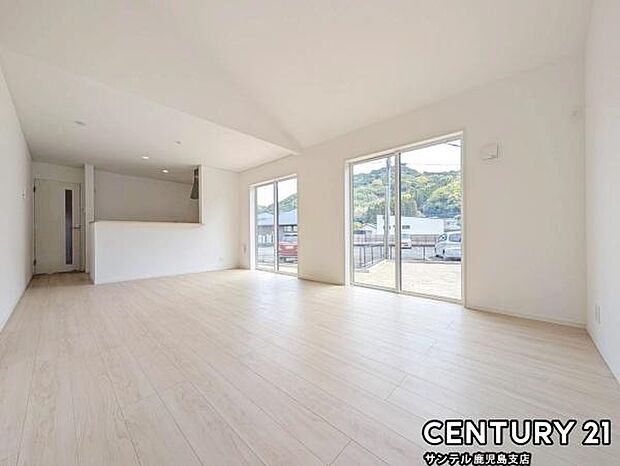 18帖のリビング♪カウンターキッチンからリビングにいるご家族やお子様の様子が見えるので、コミュニケーションがとりながら、ご家族の大切な時間を共有できるリビングスペースです♪