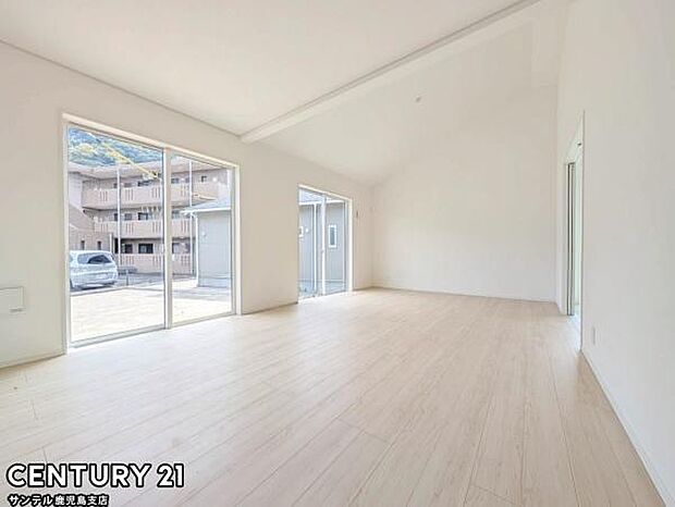 18帖のリビングです♪明るく、落ち着きのあるリビング♪ダイニングスペースも含めてゆとりのあるスペースで、ご家族でお食事や団らんしたり、ゆったりとしたご家族の時間を過ごせます♪