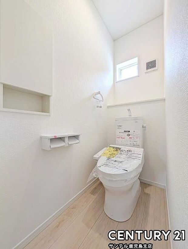 ウォシュレットが付いた広々として落ち着いた空間のお手洗いになります♪