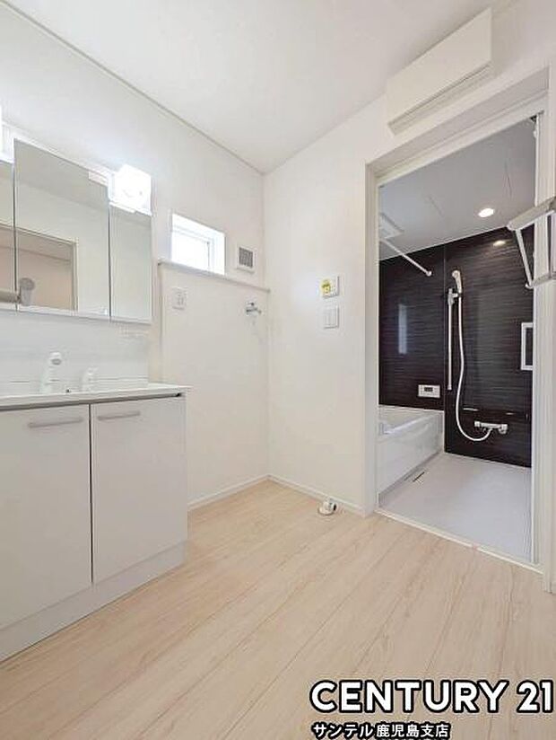 窓の付いた清潔感のあるシンプルな洗面脱衣所♪洗面台は、三面鏡の裏も収納スペースが付いており、シャワーヘッド付き!