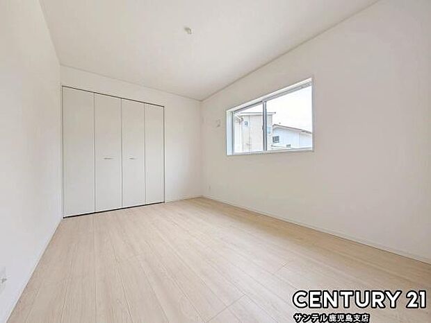 6帖の洋室です♪しっかり日が差し込みますので気持ちの良い目覚めができる素敵な洋室になります♪子供部屋にも十分使える仕様の洋室になっております♪