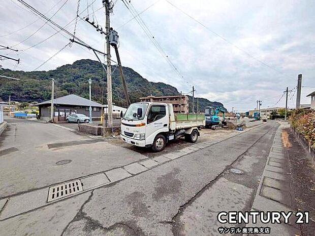 前面道路を含めた現地写真です♪