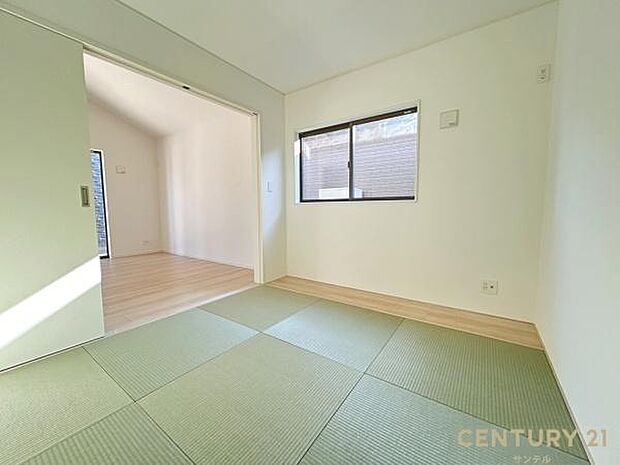 （同仕様モデル）リビング横に和室があることで和と洋の雰囲気を味わえ素敵な空間を演出でき、お子様の遊び部屋や客間としても利用できます♪