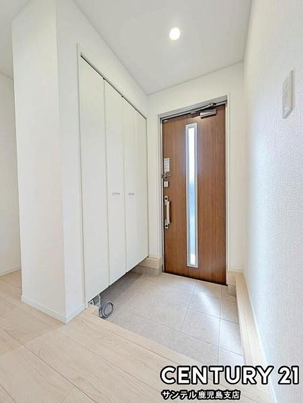 ご新居への出入り口になる明るい玄関には、たくさんの靴を収納できるシューズボックスが付いております♪いつも清潔感のあるすっきりとした玄関スペースを確保できますよ♪