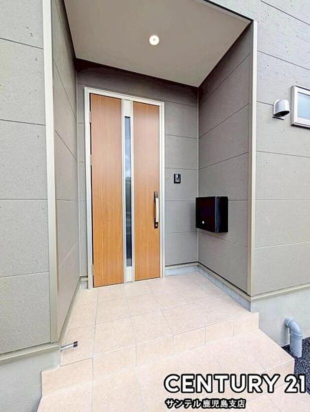 セキュリティ面でも安心なダブルロックドアの玄関です♪屋根があるので、ちょっとした雨の日でも焦ることなく鍵や傘の開け閉めができます♪