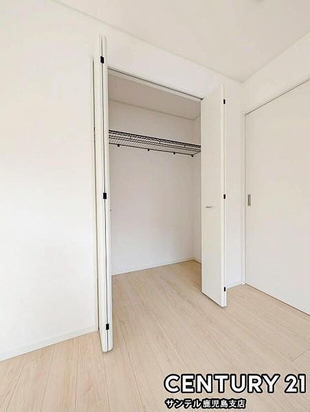 8帖洋室のクローゼットです♪丈の長いお洋服やスーツなども収納できます！