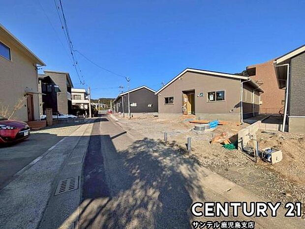 前面道路を含めた現地写真です♪