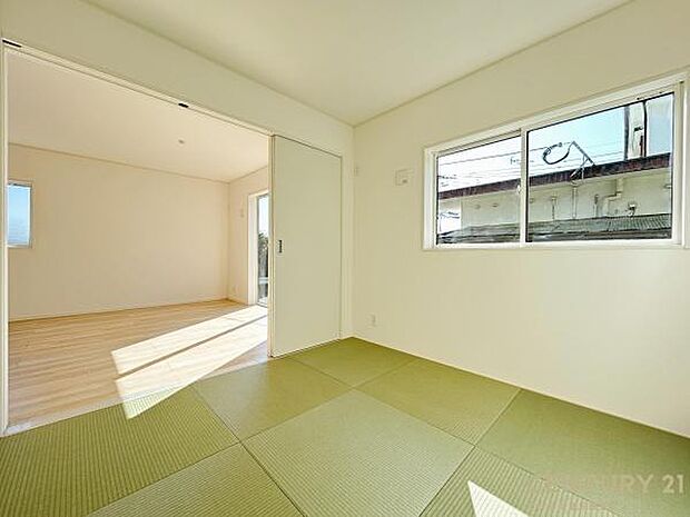 （同仕様モデル）リビング横に和室があることで和と洋の雰囲気を味わえ素敵な空間を演出でき、お子様の遊び部屋や客間としても利用できます♪