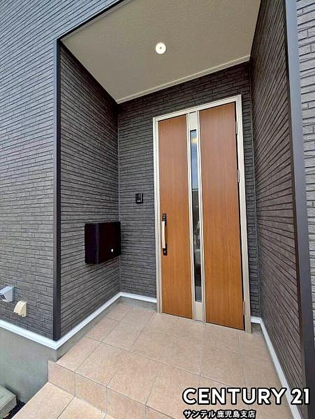 セキュリティ面でも安心なダブルロックドアの玄関です♪屋根があるので、ちょっとした雨の日でも焦ることなく鍵や傘の開け閉めができます♪