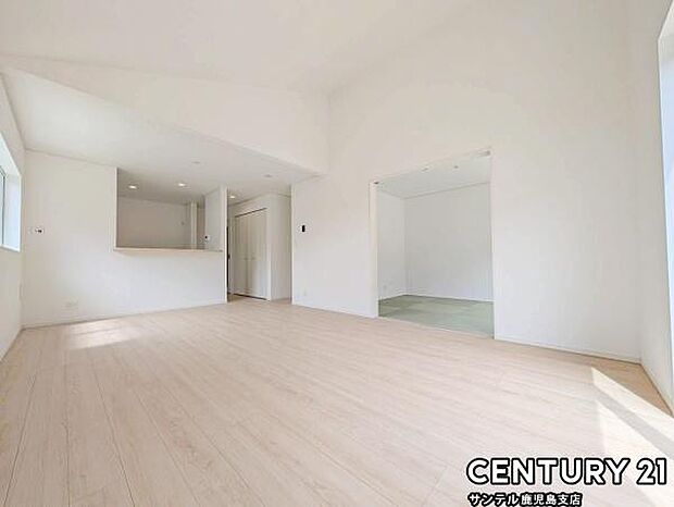 18.5帖のリビング♪カウンターキッチンからリビングにいるご家族やお子様の様子が見えるので、コミュニケーションがとりながら、ご家族の大切な時間を共有できるリビングスペースです♪