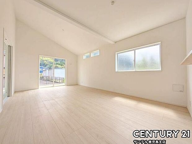 18.5帖のリビングです♪明るく、落ち着きのあるリビング♪ダイニングスペースも含めてゆとりのあるスペースで、ご家族でお食事や団らんしたり、ゆったりとしたご家族の時間を過ごせます♪