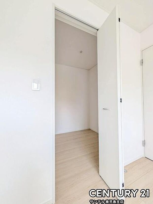 6帖洋室のウォークインクローゼットです♪お洋服などもたっぷり収納できるウォークインクローゼット♪衣装ケースも入るので、衣替えのシーズンが来ても、スムーズにお洋服などの整理ができます♪