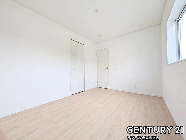 6帖の洋室です♪しっかり日が差し込みますので気持ちの良い目覚めができる素敵な洋室になります♪ウォークインクローゼットが付いております♪