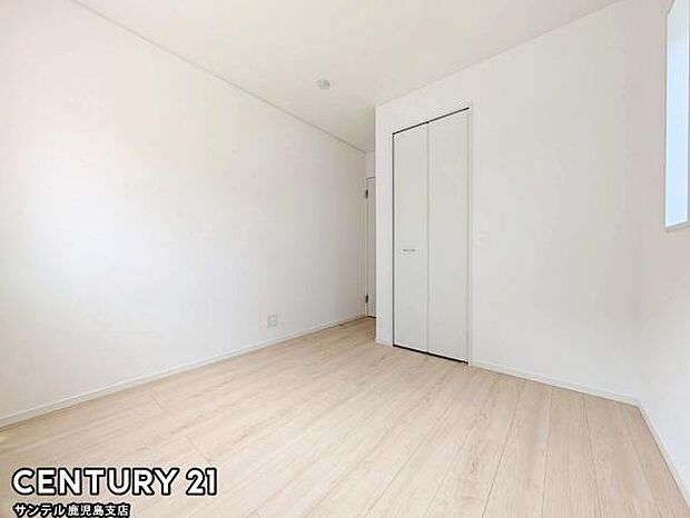 5帖の洋室です♪しっかり日が差し込みますので気持ちの良い目覚めができる素敵な洋室になります♪子供部屋にも十分使える仕様の洋室になっております♪