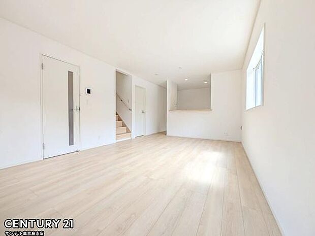 （同仕様モデル）カウンターキッチンからリビングにいるご家族やお子様の様子が見えるので、コミュニケーションがとりながら、ご家族の大切な時間を共有できるリビングスペースです♪