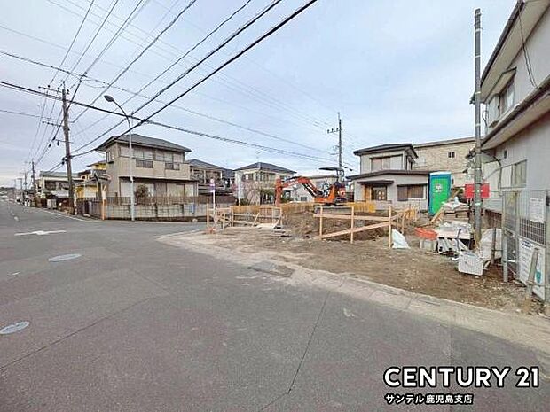 前面道路を含めた現地写真です♪