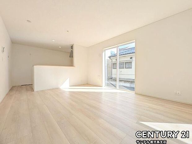 （同仕様モデル）カウンターキッチンからリビングにいるご家族やお子様の様子が見えるので、コミュニケーションがとりながら、ご家族の大切な時間を共有できるリビングスペースです♪