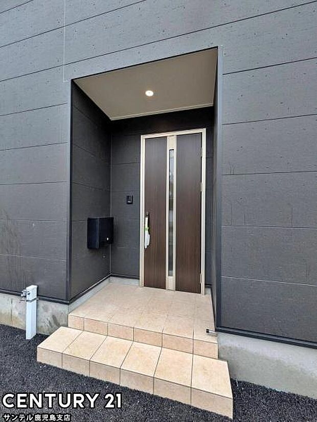 セキュリティ面でも安心なダブルロックドアの玄関です♪屋根があるので、ちょっとした雨の日でも焦ることなく鍵や傘の開け閉めができます♪