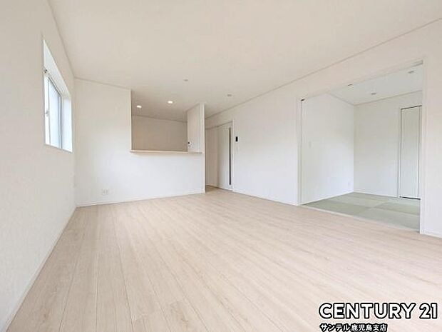 16帖のLDKリビングです♪カウンターキッチンからリビングにいるご家族やお子様の様子が見えるので、コミュニケーションがとりながら、ご家族の大切な時間を共有できるリビングスペースです♪