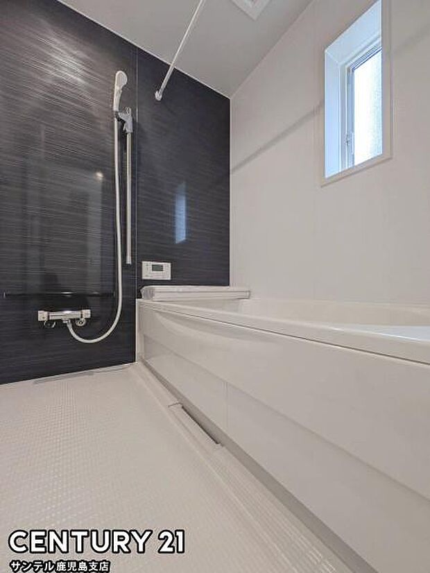 1日の疲れもゆっくり取ることのできる広々とした1坪タイプのシステムバス♪浴室乾燥、涼風、暖房、換気システムが付いておりますので、快適なバスタイムを過ごせます♪