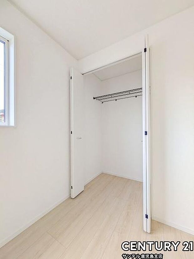 6帖洋室のクローゼットです♪丈の長いコートやお子様の制服、スーツなど収納でき、お洋服選びが楽しくなりますね♪