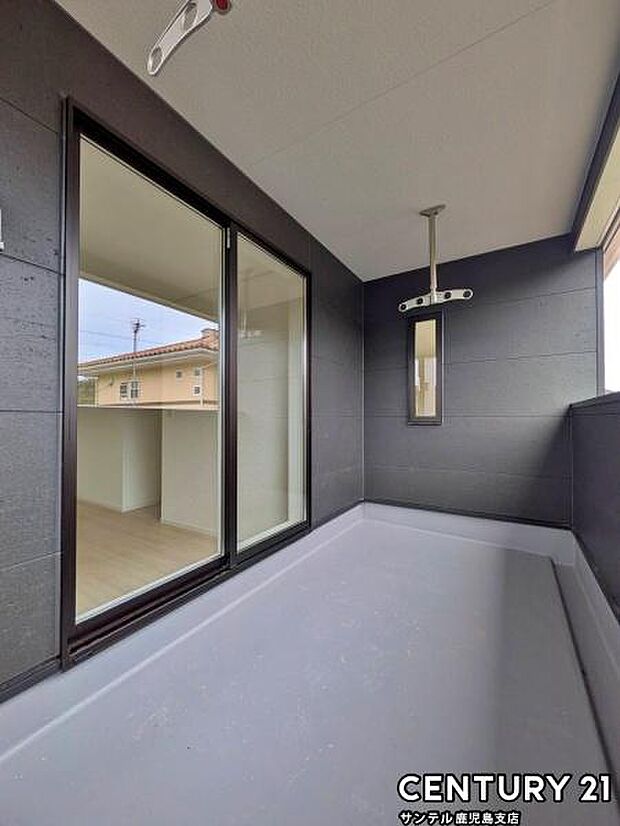 ぽかぽかした天気の良い日はバルコニーで洗濯物を外で干すことが出来ます♪