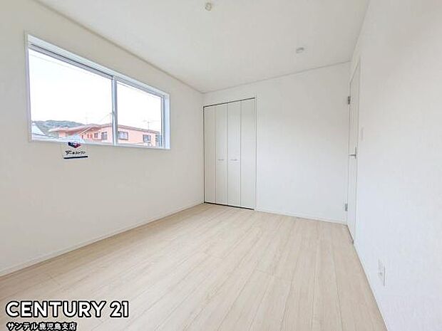 6帖の洋室です♪しっかり日が差し込みますので気持ちの良い目覚めができる素敵な洋室になります♪クローゼット完備しております!