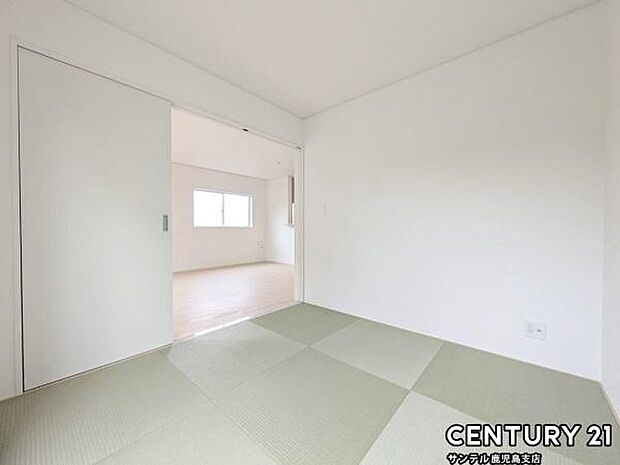 4.5帖の和室です♪リビング横に和室があることで和と洋の雰囲気を味わえ素敵な空間を演出でき、お子様の遊び部屋や客間としても利用できます♪