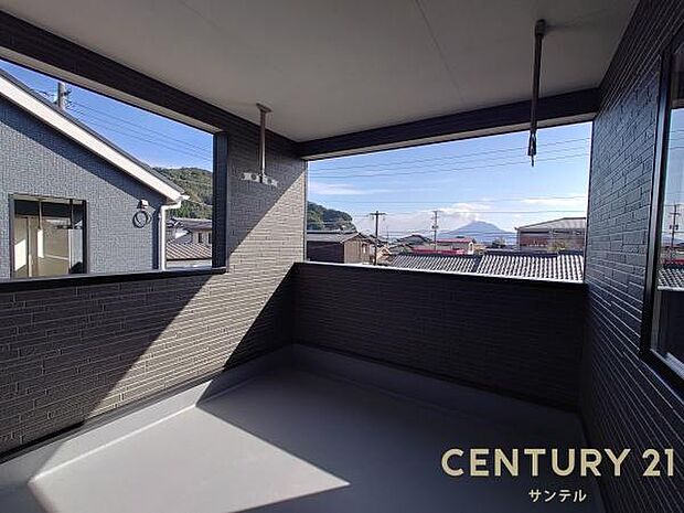 （同仕様モデル）ぽかぽかした天気の良い日はバルコニーで洗濯物を外で干すことが出来ます♪