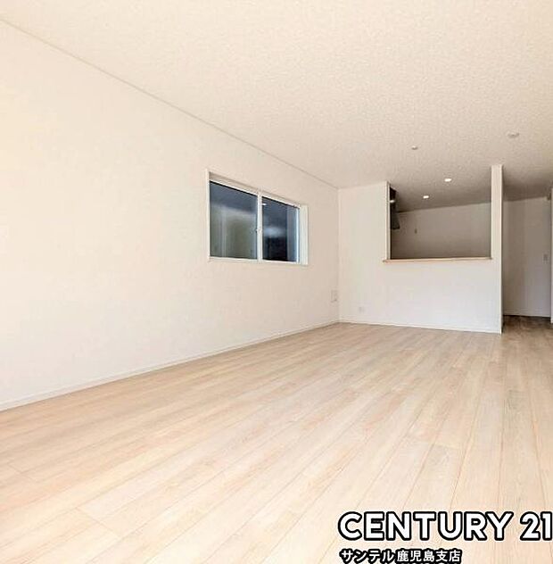 （同仕様モデル）カウンターキッチンからリビングにいるご家族やお子様の様子が見えるので、コミュニケーションがとりながら、ご家族の大切な時間を共有できるリビングスペースです♪