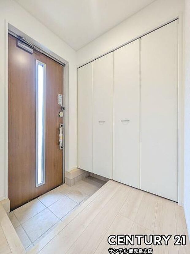 ご新居への出入り口になる明るい玄関には、たくさんの靴を収納できるシューズボックスが付いております♪いつも清潔感のあるすっきりとした玄関スペースを確保できますよ♪