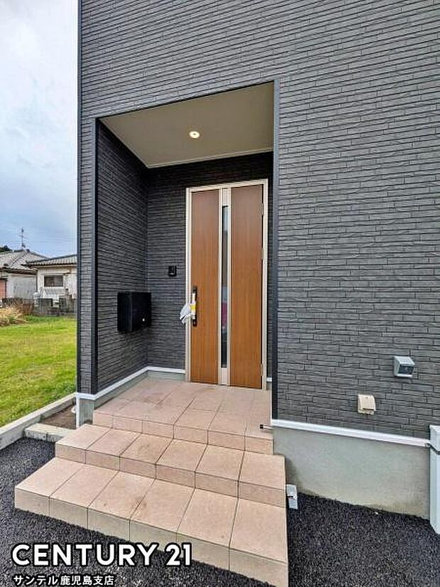 セキュリティ面でも安心なダブルロックドアの玄関です♪屋根があるので、ちょっとした雨の日でも焦ることなく鍵や傘の開け閉めができます♪