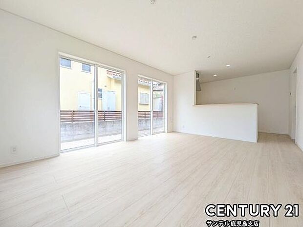 16帖のLDKリビングです♪カウンターキッチンからリビングにいるご家族やお子様の様子が見えるので、コミュニケーションがとりながら、ご家族の大切な時間を共有できるリビングスペースです♪