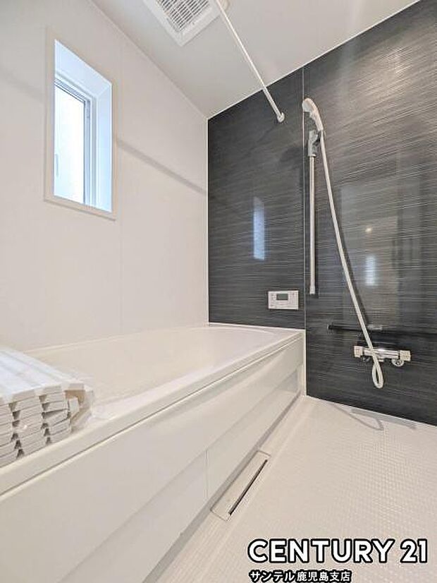 1日の疲れもゆっくり取ることのできる広々とした1坪タイプのシステムバス♪浴室乾燥、涼風、暖房、換気システムが付いておりますので、快適なバスタイムを過ごせます♪