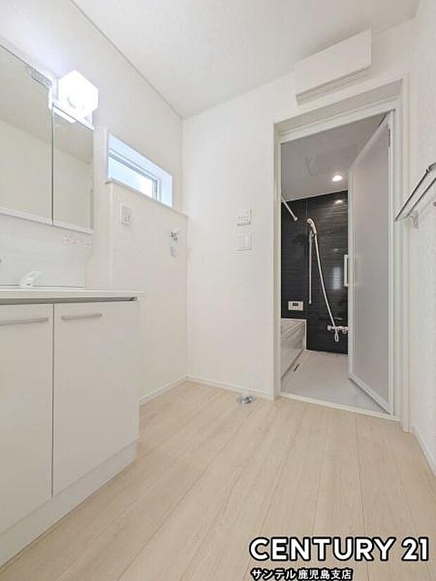 窓の付いた清潔感のあるシンプルな洗面脱衣所♪洗面台は、三面鏡の裏も収納スペースが付いており、シャワーヘッド付き!