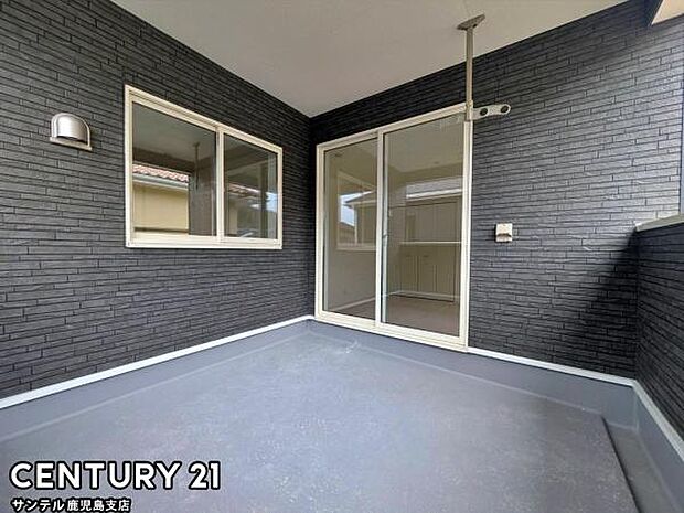 ぽかぽかした天気の良い日はバルコニーで洗濯物を外で干すことが出来ます♪