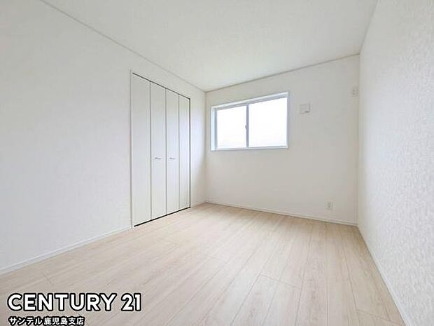 6帖の洋室です♪しっかり日が差し込みますので気持ちの良い目覚めができる素敵な洋室になります♪子供部屋にも十分使える仕様の洋室になっております♪