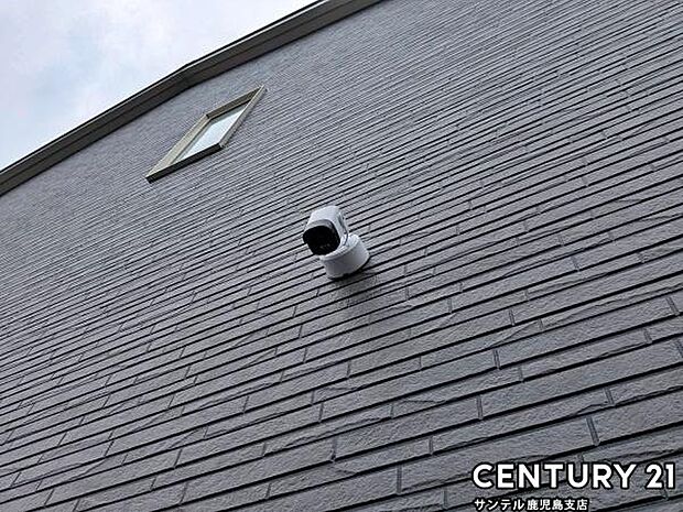 スマホアプリでいつでもどこでも確認できる防犯カメラ♪夜間は赤外線LEDで撮影、マイク付きで通話や録画でき、セキュリティー面も安心です♪