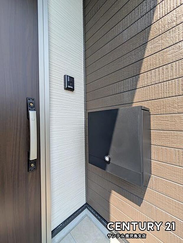 （同仕様モデル写真）ダイヤルロック付きのポストで安心♪雨でも濡れにくい仕様になっておりますよ♪