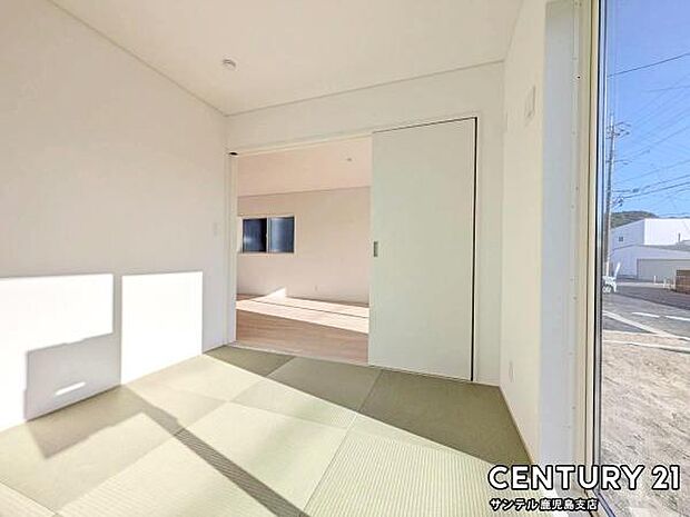 （同仕様モデル）リビング横に和室があることで和と洋の雰囲気を味わえ素敵な空間を演出でき、お子様の遊び部屋や客間としても利用できます♪