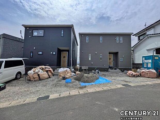 前面道路を含めた現地写真です♪